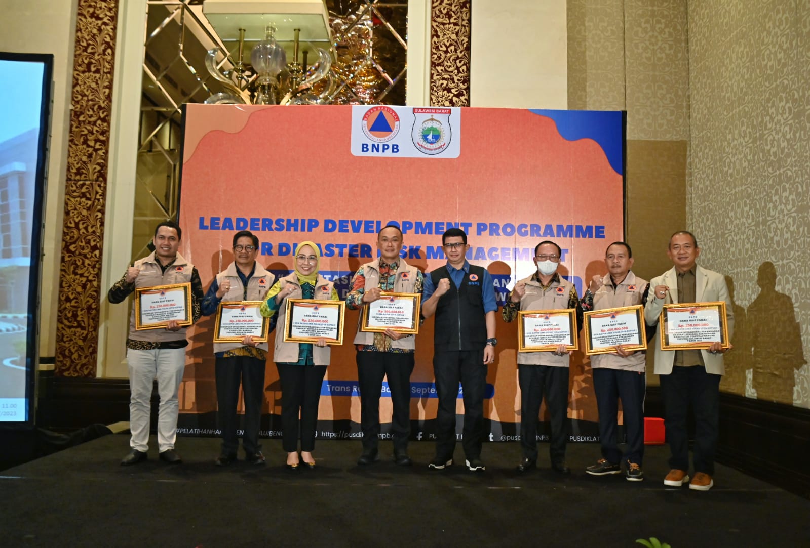 Kepala BNPB Letjen TNI Suharyanto (kemeja biru dan rompi hitam) saat memberikan dukungan Dana Siap Pakai (DSP) secara simbolis kepada perwakilan Pemerintah Daerah Se-Provinsi Sulawesi Barat di Kabupaten Badung, Provinsi Bali pada Rabu (27/9).